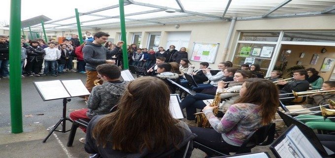 Concert de Noël sur la cour du collège